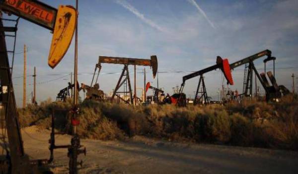 Le cours du pétrole peine à remonter dans un marché frileux.