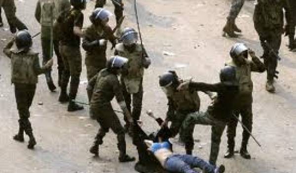 Tout le monde se souvient de cette photos de policiers s'acharnant à déshabiller une femme place Tahrir.