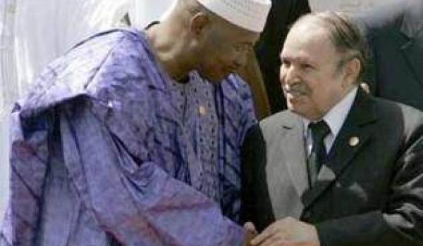 Abdelaziz Bouteflika avec l'ancien Président malien, Toumani Touré, en 2009  