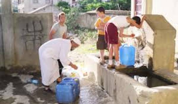 Les habitants d'Afir sont obligés de puiser l'eau dans les fontaines depuis des mois.