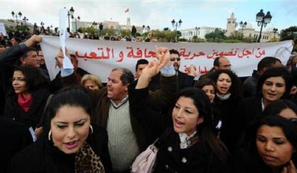 Février 2012. Des journalistes tunisiens occupent la rue