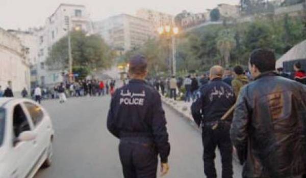 Alger : des citoyens protestent  devant le commissariat de Belouizdad