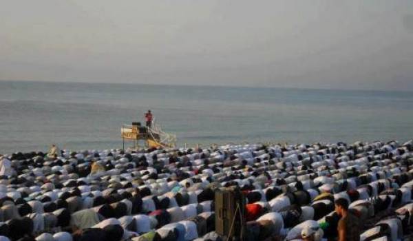 Les islamistes ont prié dimanche sur la plage et ont interdit son accès aux non-musulmans