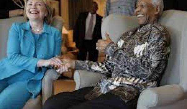Nelson Mandela recevant Hillary Clinton