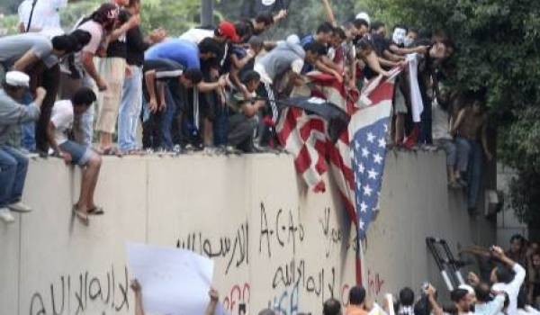 Des manifestants sur les murs du consulats américain.