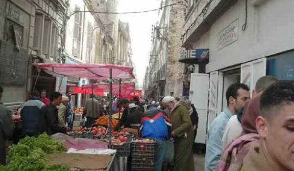 La rue de Bastille toujours occupée par des vendeurs malgré les promesses des ministres.