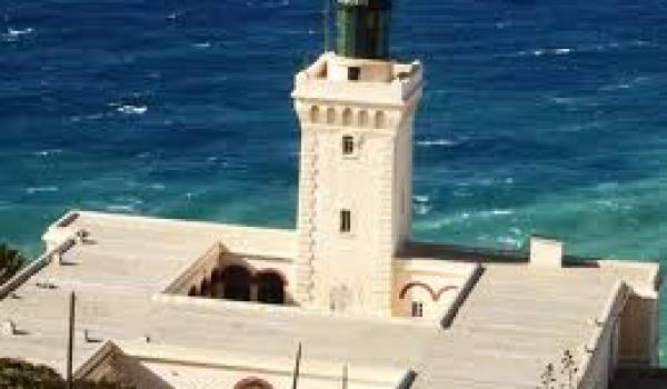 Le phare de Tenès montre la voie aux navires