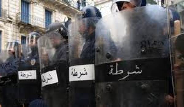 Des dizaines de policiers ont quadrillé Alger.