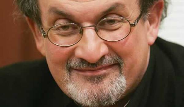 L'écrivain Salman Rushdie toujours menacé par l'Iran. 