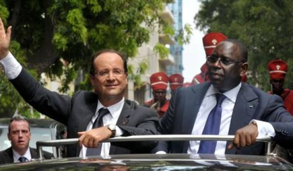 François Hollande et le président sénégalais, Macky Sall, le 12 octobre 2012 à Dakar.
