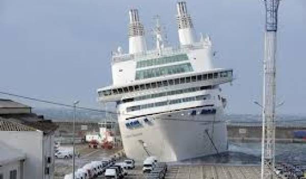 Le «Napoléon-Bonaparte», endommagé par la tempête, gîte dans le port de Marseille le 28 octobre 2012.