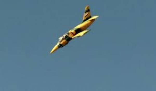 L'aviation syrienne largue des bombes à sous-munitions.