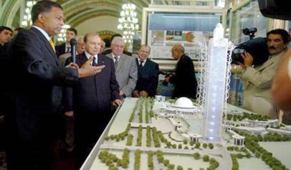 Bouteflika admirant la maquette de sa grande mosquée d'Alger.