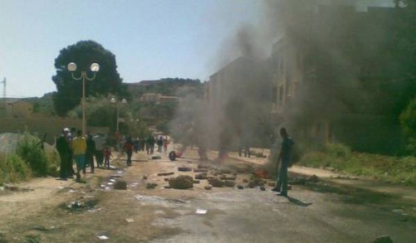 Des manifestants bloquent la route. Photo Siwel.