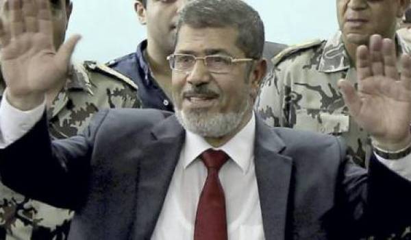 Le pays traverse sa pire crise depuis l'élection du président islamiste Mohamed Morsi, en raison des pouvoirs exceptionnels qu'il s'est octroyés.  