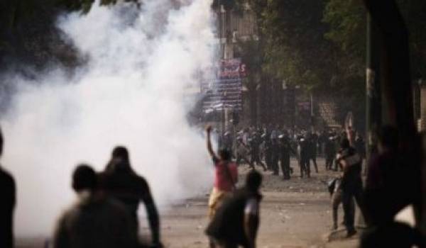 Morsi ne cède pas, il utilise la répression pour faire taire les contestataires.