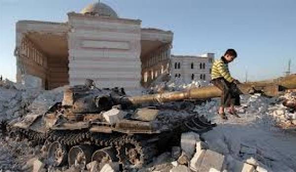 Un enfant jouant sur un char de l'armée. Le régime plus que jamais en déroute.