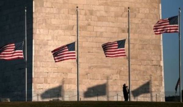 Les drapeaux sont en berne aux USA.