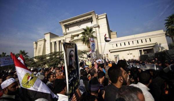 Le palais  présidentiel entouré de milliers d'opposants.