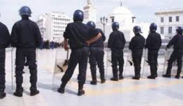 Les forces de l'ordre ont encerclé les manifestants et embarqué les organisateurs.