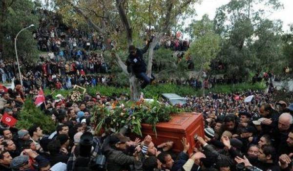 Le cercueil de Belaïd Chokri a été porté par des centaines de milliers de personnes.