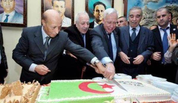 L'Algérie : un gâteaux pour lequel on se donne la main pour le dépecer. 