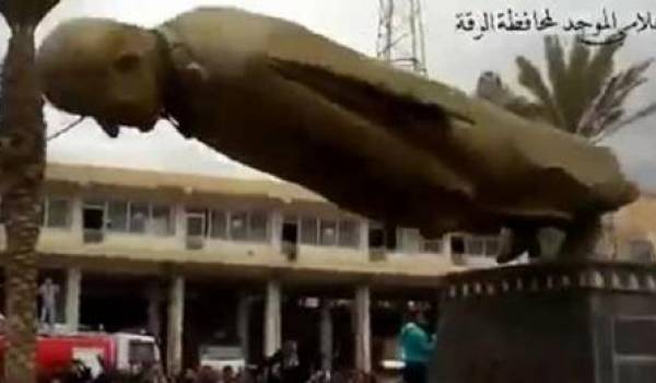 La statue de Hafedh El Assad déboulonnée par les opposants.
