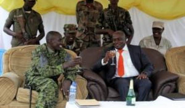 Les chefs des branches militaire et politique des rebelles du M23, Sultan Makenga (g) et Bertrand Bisimw