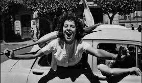 Algérienne manifestant le 2 juillet 1962. Photo de Marc Ribout.