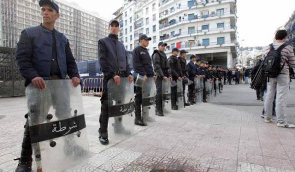 La police a réprimé une marche dimanche à Alger.