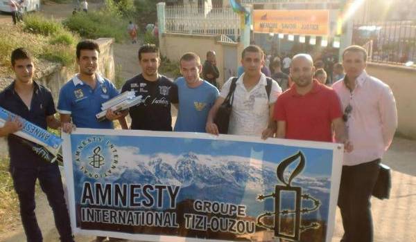 Des membres de l'ONG Amnesty international à la commémoration de l'assassinat de Matoub Lounès.