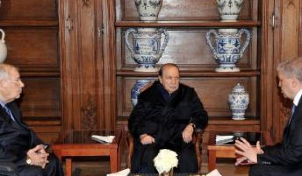 Bouteflika recevant Sellal et Gaïd Sallah avec en toile de fond le portrait du président français : François Hollande.