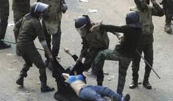 Cette photo d'une jeune Egyptienne battue et dénudée par les policiers pendant la révolution rappelle le sort des femmes dans le monde musulman.