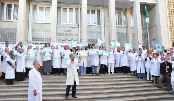 Les Algériens exigent des autorités un nouveau système de soins qui prend en charge sérieusement les malades.