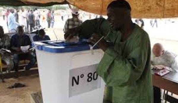 27 candidats participent à l'élection.