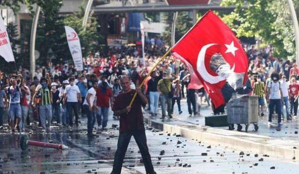 Deux morts et de nombreux blessés est le premier bilan d'une semaine de manifestations en Turquie.