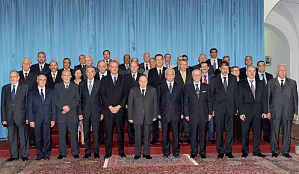 L'ancien gouvernement est balayé par Bouteflika.