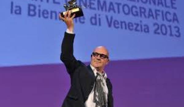 Le réalisateur Gianfranco Rosi brandit son Lion d'or, décerné à la 70e Mostra de Venise pour "Sacro Gra",Tiziana Fabi