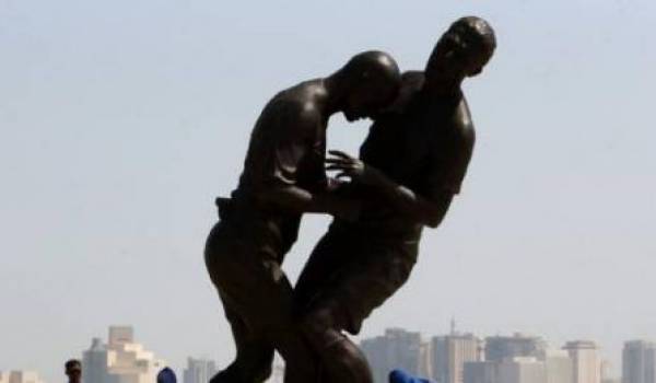 La statue de Zinedine Zidane à terre