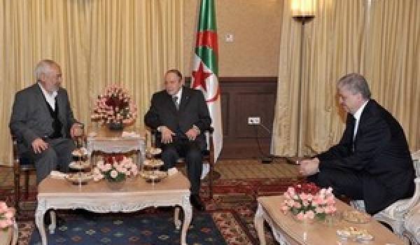 Bouteflika entouré de Ghannouchi et Sellal