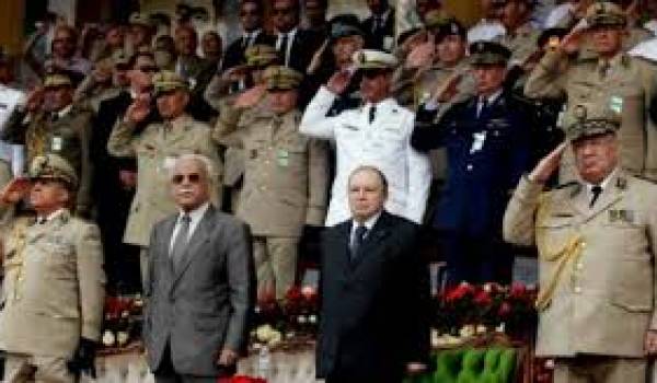 Le président Bouteflika et des officiers supérieurs de l'Armée