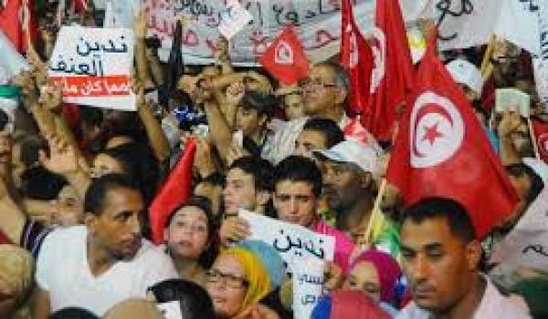 Les Tunisiens toujours vent debout
