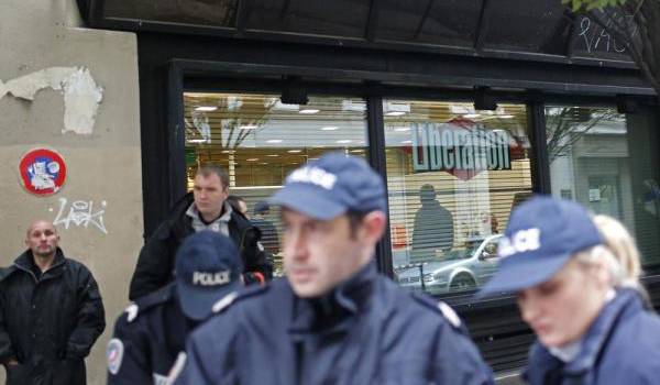 Un homme armé sème la panique au siège du quotidien français Libération et à Paris.