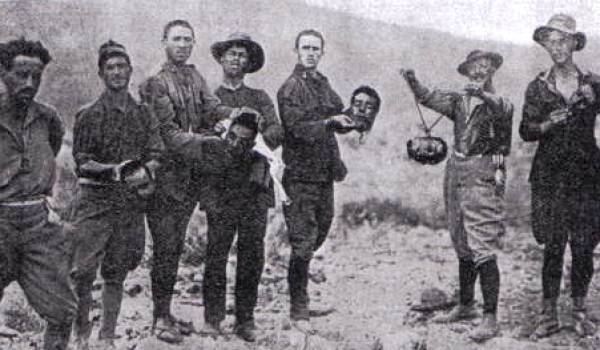Des soldats espagnols montrant des têtes de Rifains pendant la Guerre du Rif