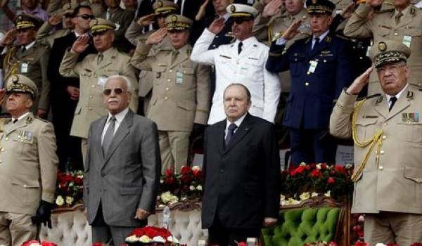 Bouteflika entouré d'officiers supérieurs.