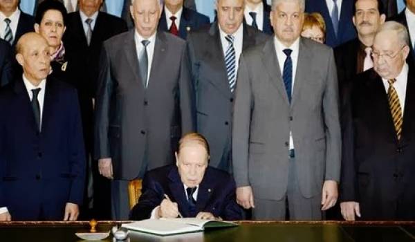 Bouteflika lors de la signature de la loi de finances.