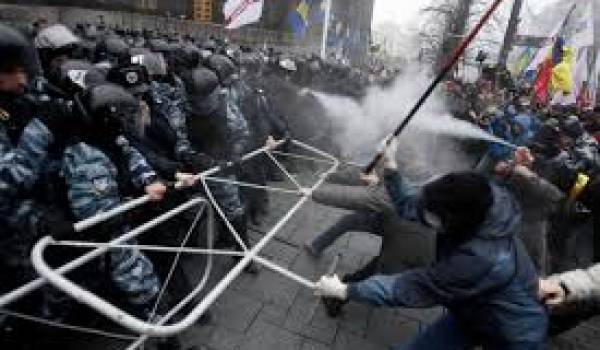 Le gouvernement pro-russe recule devant les manifestants.