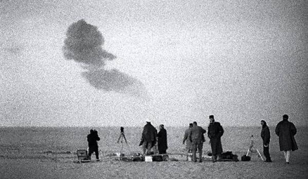 Le premier essai nucléaire français, Gerboise bleue, est effectué le 13 février 1960 dans le Sahara.