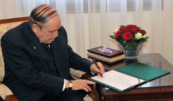 La dernière apparition de Bouteflika signant de la main gauche, lui le droitier.