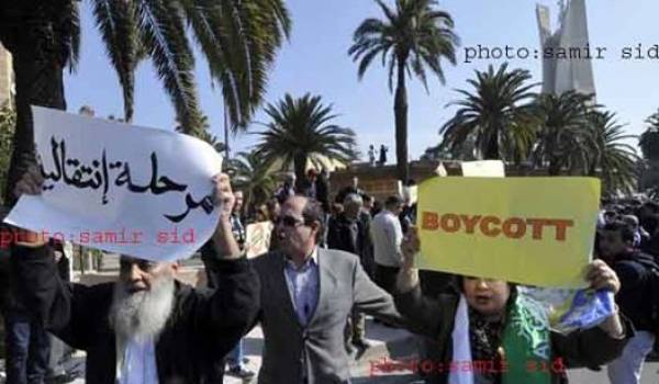 A Alger mercredi, la police empêche la coordination pour le boycott de la présidentielle de se rassembler. Photo : Samir Sid.